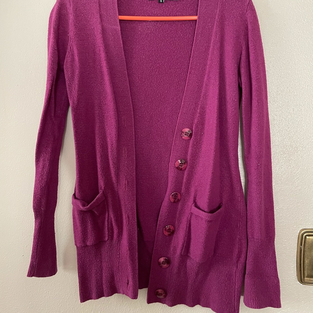 Plum cardigan with buttons and pockets